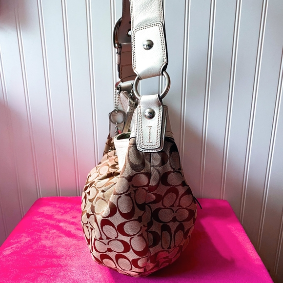 Coach signature hobo bag with bag charm - Picture 5 of 5